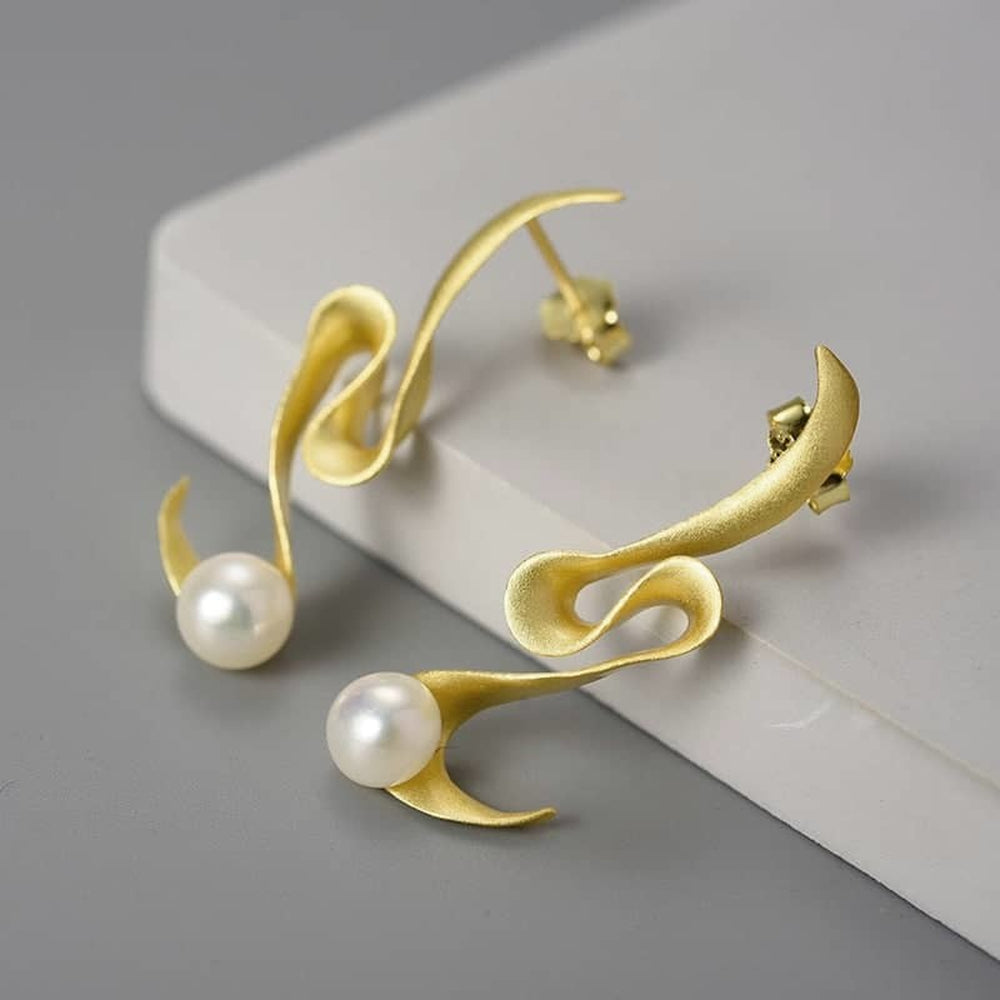 
                      
                        Earrings-With-Curvy-Ribbon-And-Pearl-By-Yonandole_6
                      
                    