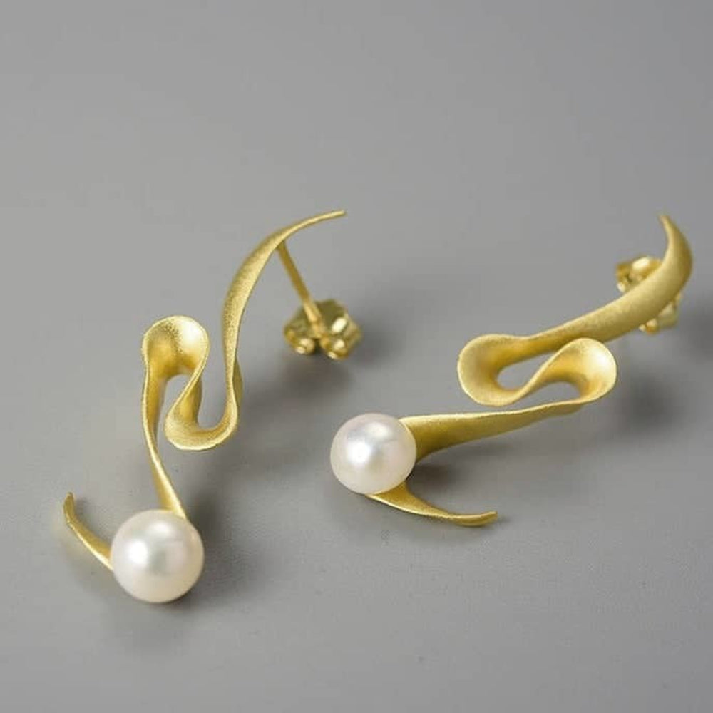 
                      
                        Earrings-With-Curvy-Ribbon-And-Pearl-By-Yonandole_7
                      
                    