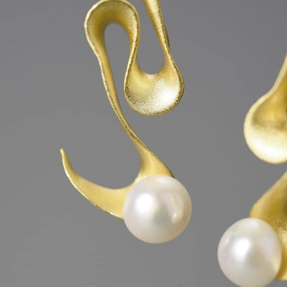 
                      
                        Earrings-With-Curvy-Ribbon-And-Pearl-By-Yonandole_8
                      
                    