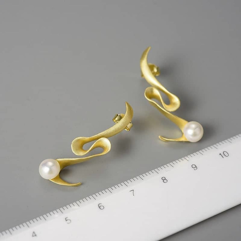 
                      
                        Earrings-With-Curvy-Ribbon-And-Pearl-By-Yonandole_9
                      
                    