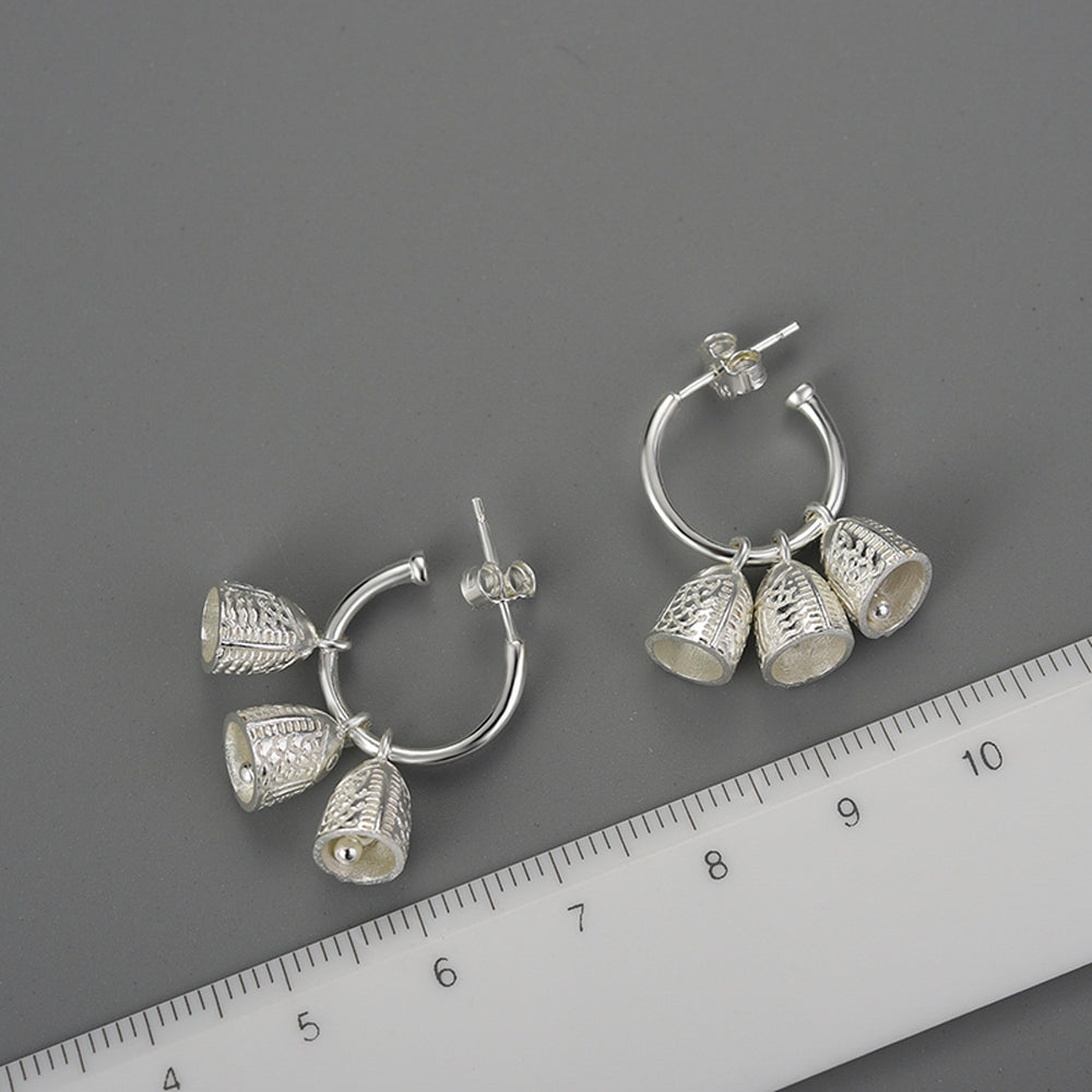 
                      
                        Earrings-With-Engraved-Bells-By-Yonandole_6
                      
                    