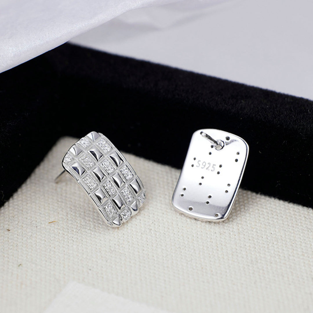 Earrings-With-Geometric-Pattern-And-Zirconia-By-Yonandole_5
