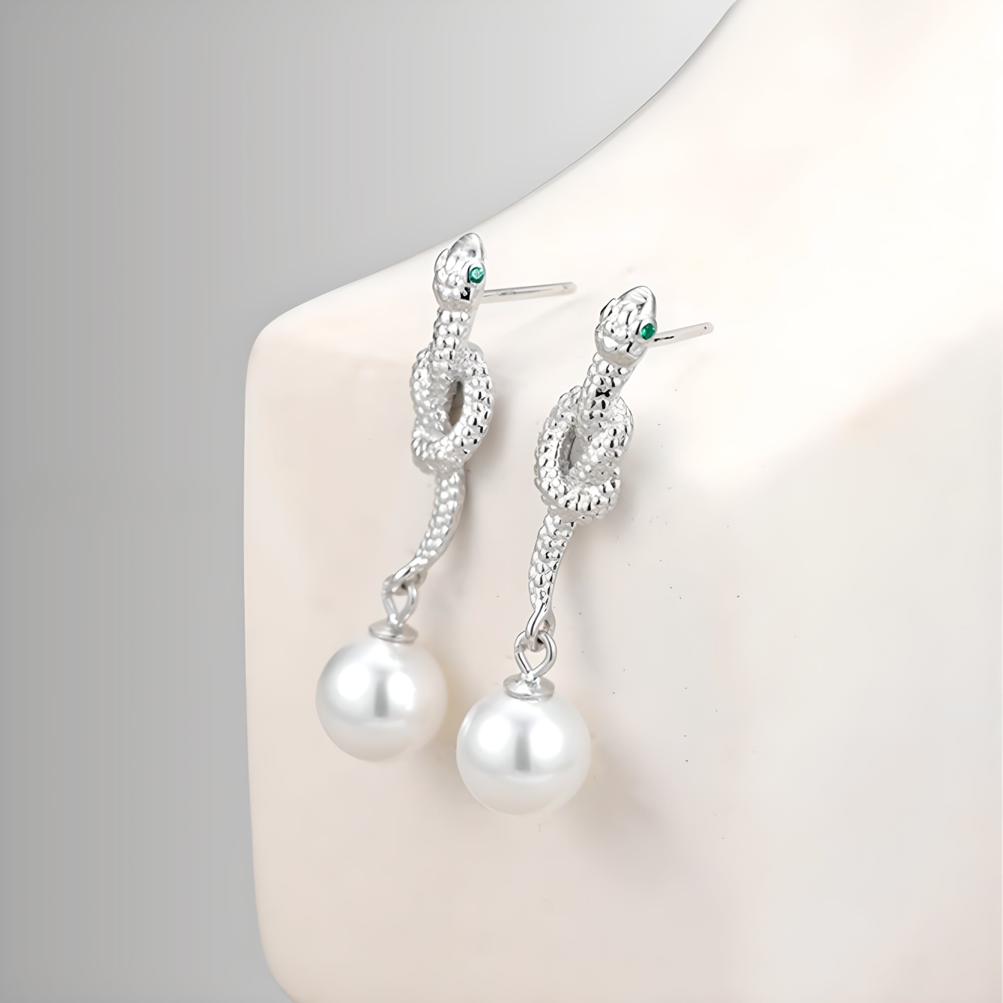 Earrings-With-Snake-And-Shell-Pearl-By-Yonandole_5