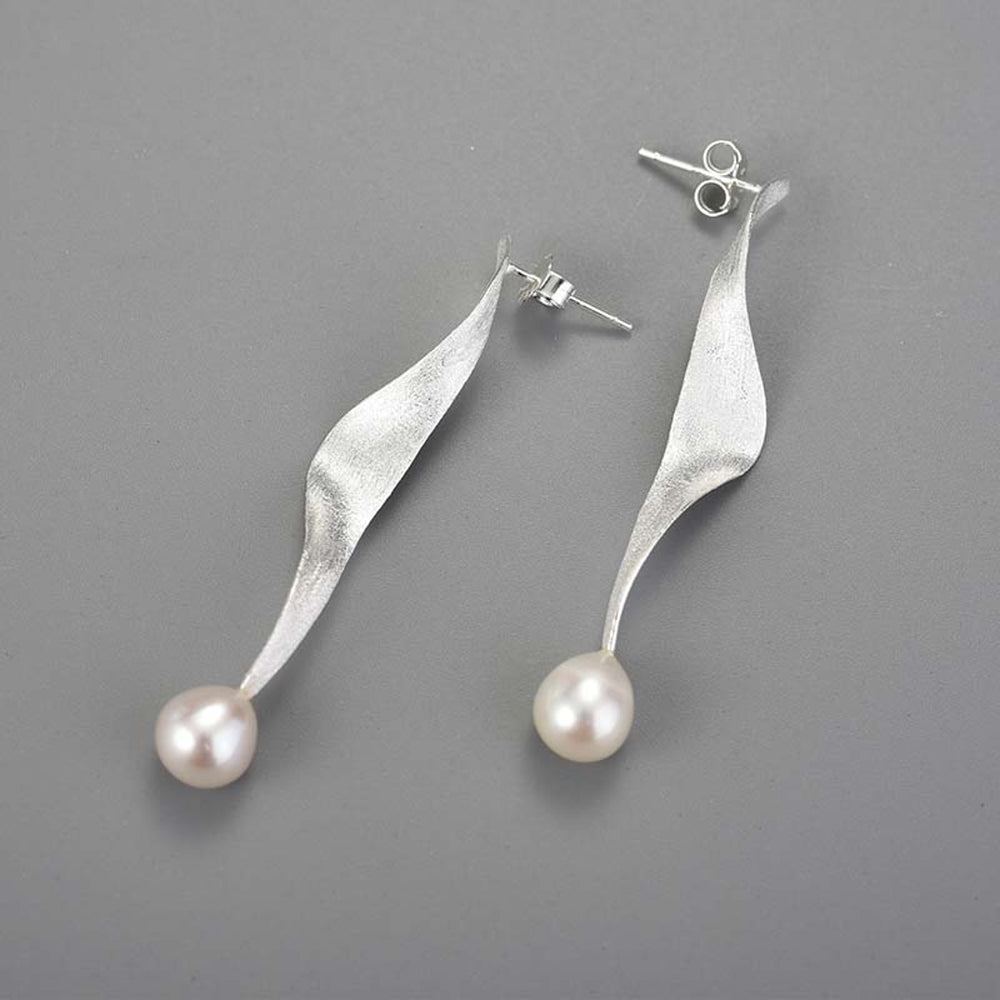 
                  
                    Earrings-With-Twisted-Ribbon-And-Pearl-By-Yonandole_2
                  
                