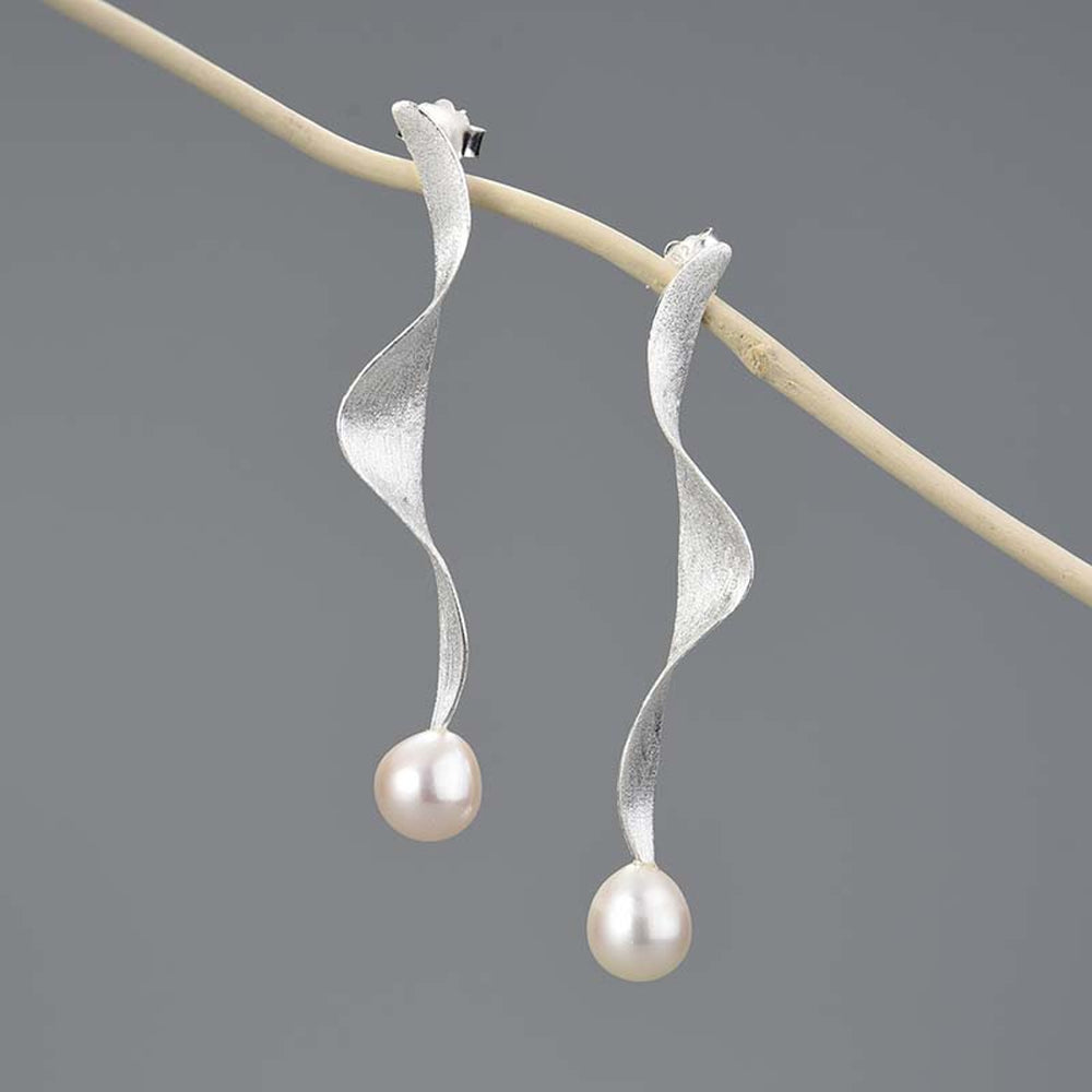 
                  
                    Earrings-With-Twisted-Ribbon-And-Pearl-By-Yonandole_3
                  
                