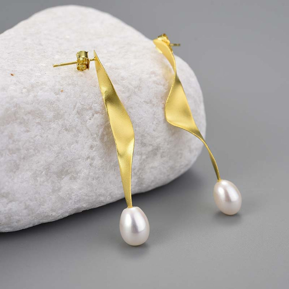 
                  
                    Earrings-With-Twisted-Ribbon-And-Pearl-By-Yonandole_5
                  
                