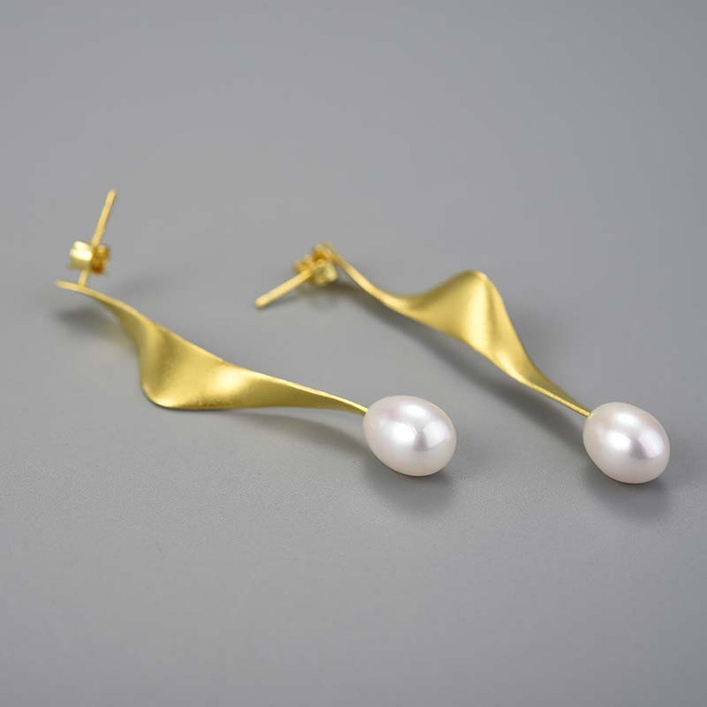 
                  
                    Earrings-With-Twisted-Ribbon-And-Pearl-By-Yonandole_7
                  
                