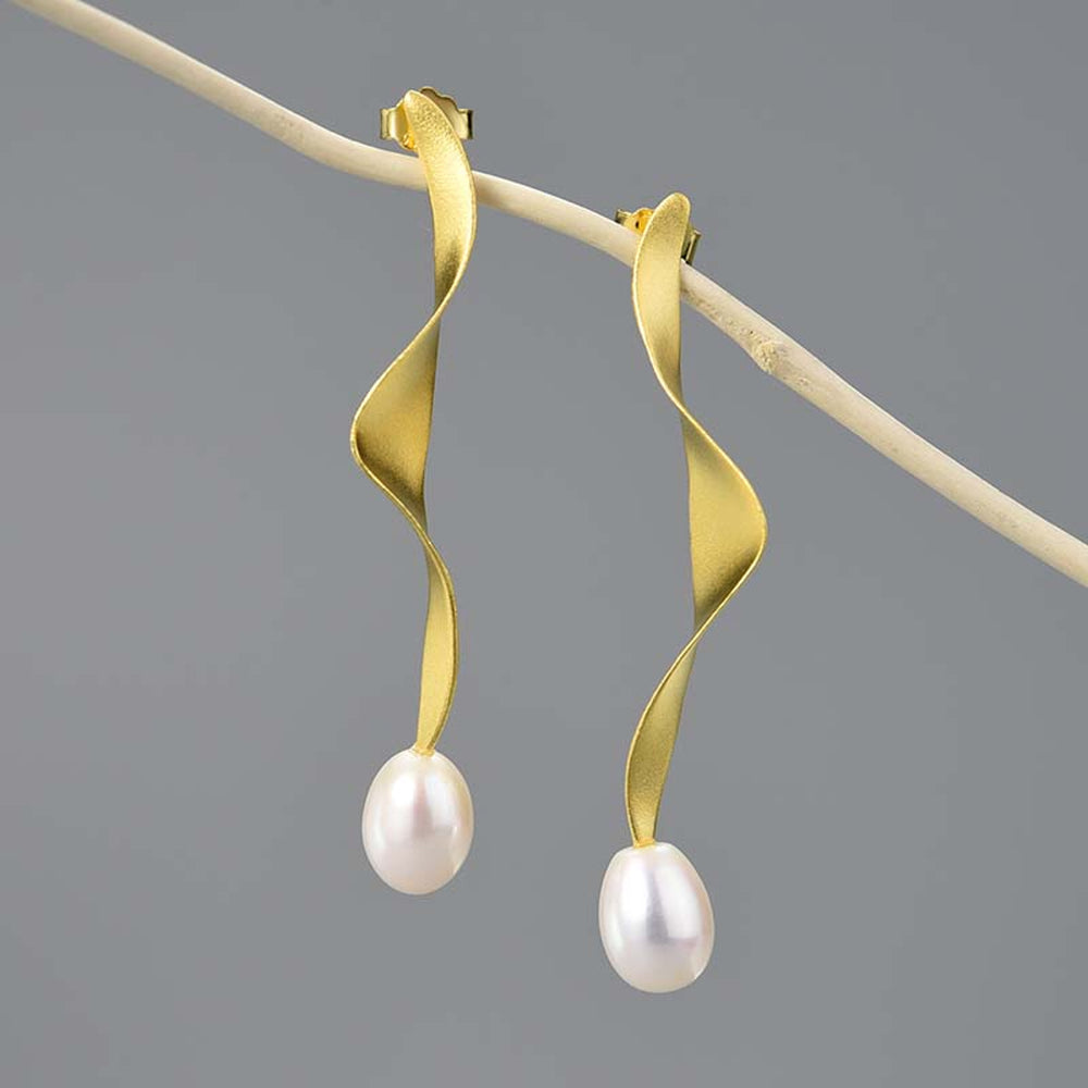 
                  
                    Earrings-With-Twisted-Ribbon-And-Pearl-By-Yonandole_8
                  
                