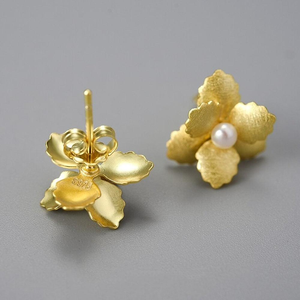 
                  
                    Flower-Earrings-In-3D-Print-Look-By-Yonandole_5b
                  
                