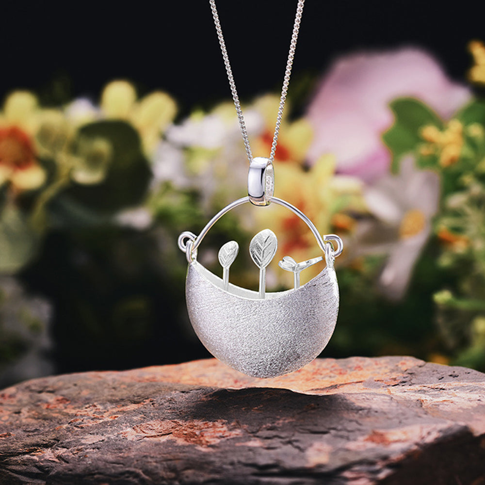 
                      
                        Garden-Bag-Pendant-By-Yonandole_9
                      
                    