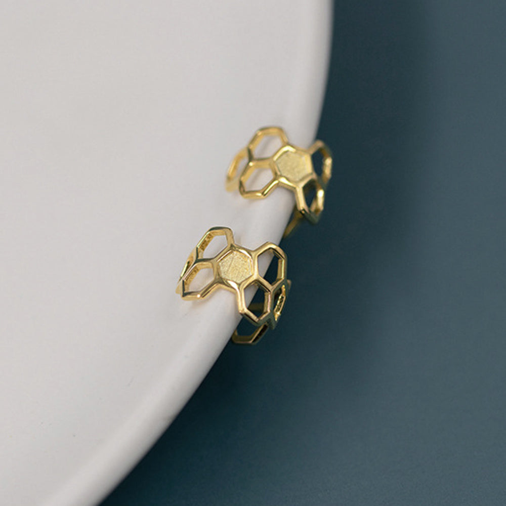 
                      
                        Honeycomb-Ear-Cuff-Earrings-By-Yonandole_14
                      
                    