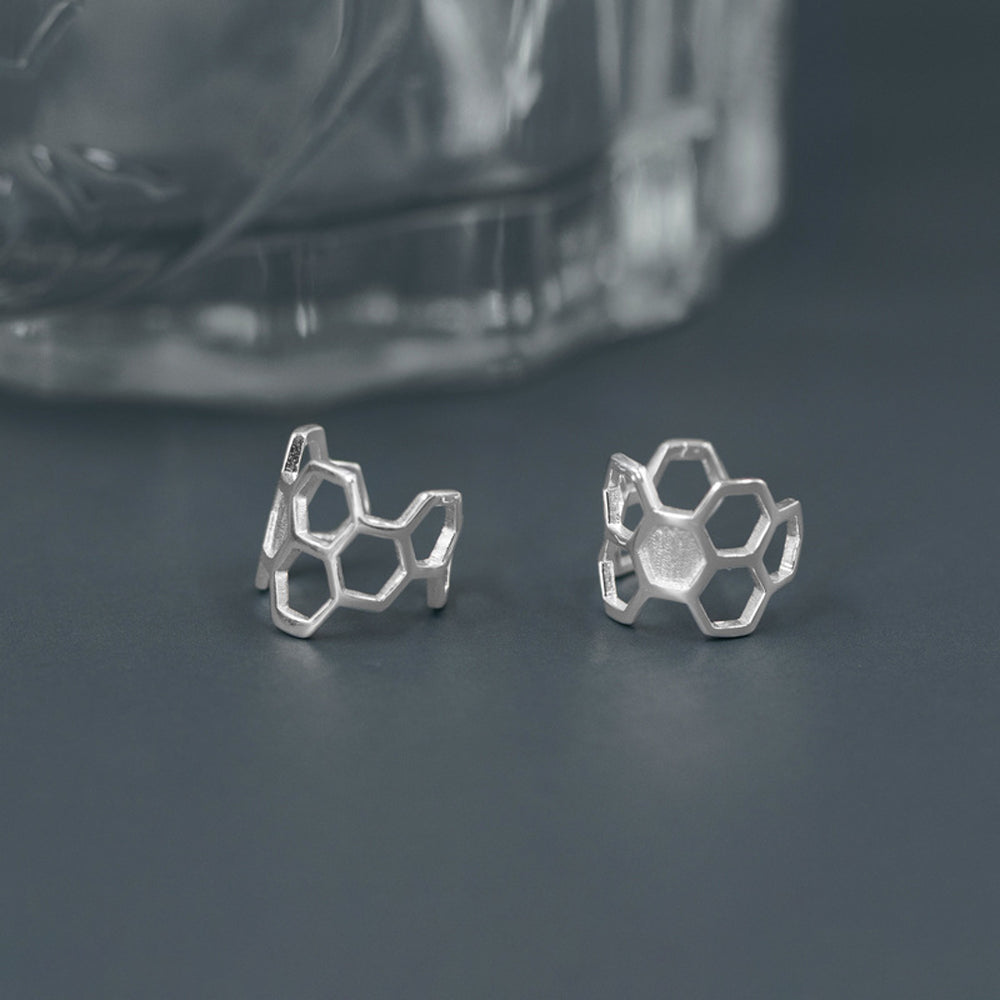 
                      
                        Honeycomb-Ear-Cuff-Earrings-By-Yonandole_4
                      
                    