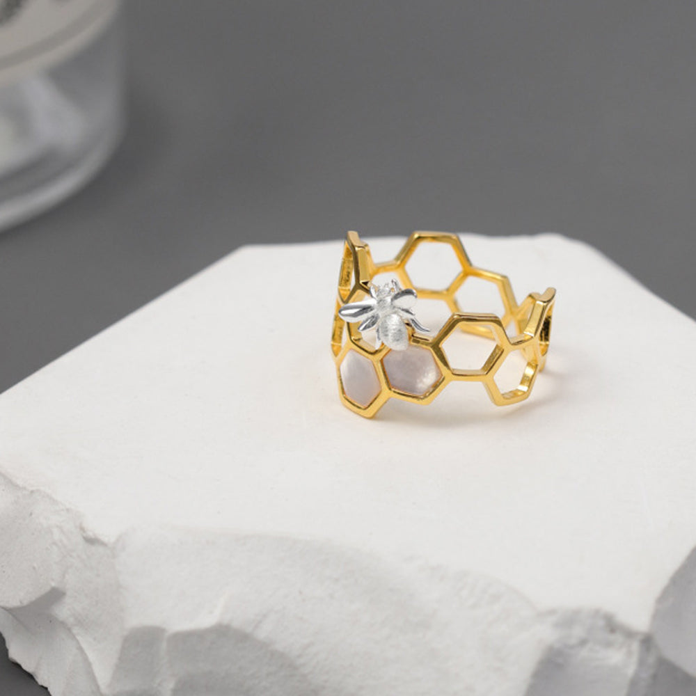 Honeycomb-Ring-With-Bee-And-Shell-By-Yonandole_1a