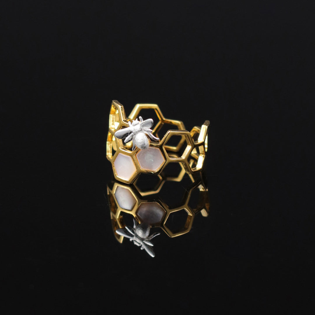 Honeycomb-Ring-With-Bee-And-Shell-By-Yonandole_2a