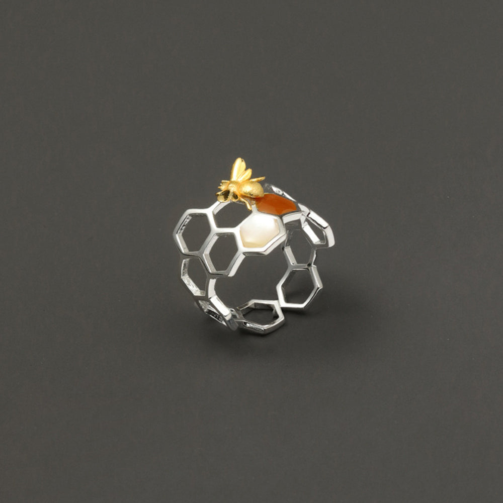 
                      
                        Honeycomb-Ring-With-Bee-And-Shell-By-Yonandole_9a
                      
                    