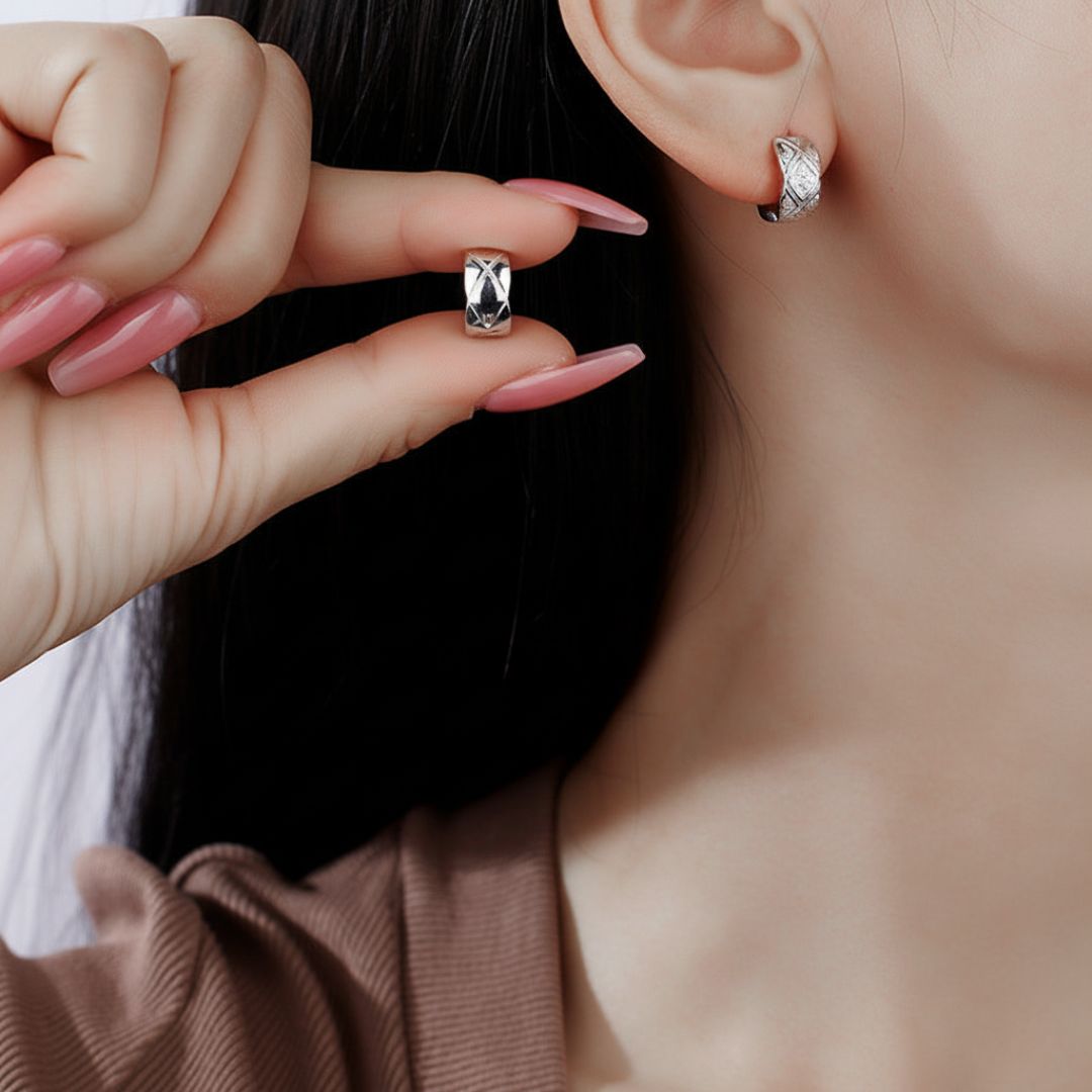 Huggies-With-A-Diamond-Pattern-And-Zirconia-By-Yonandole_3