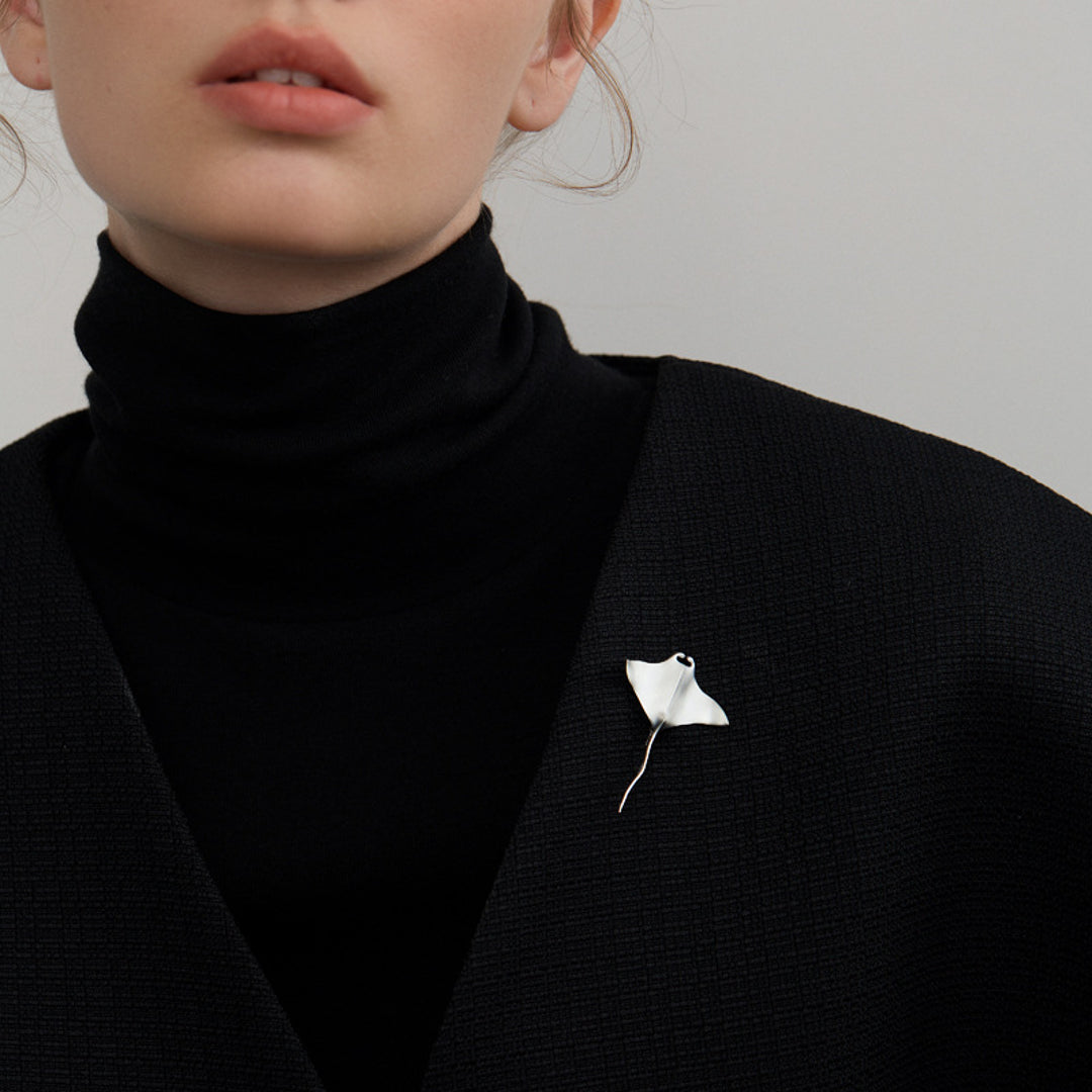 Manta-Ray-Brooch-By-Yonandole_1