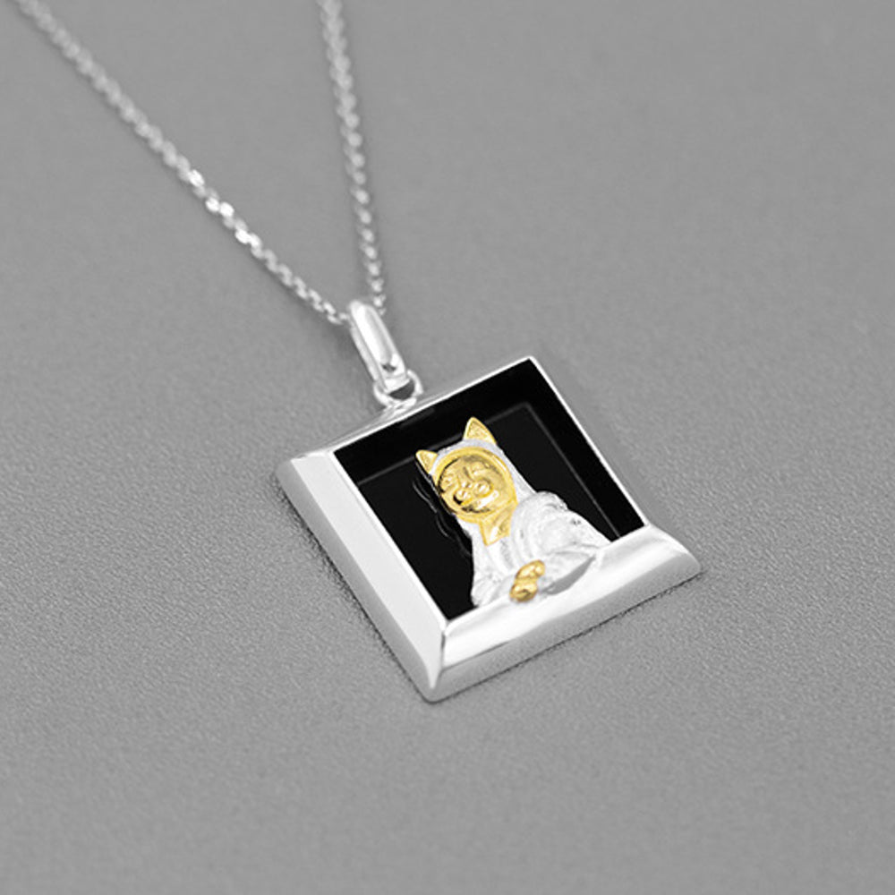 
                      
                        Mona-Lisa-Cat-Pendant-By-Yonandole_6b
                      
                    