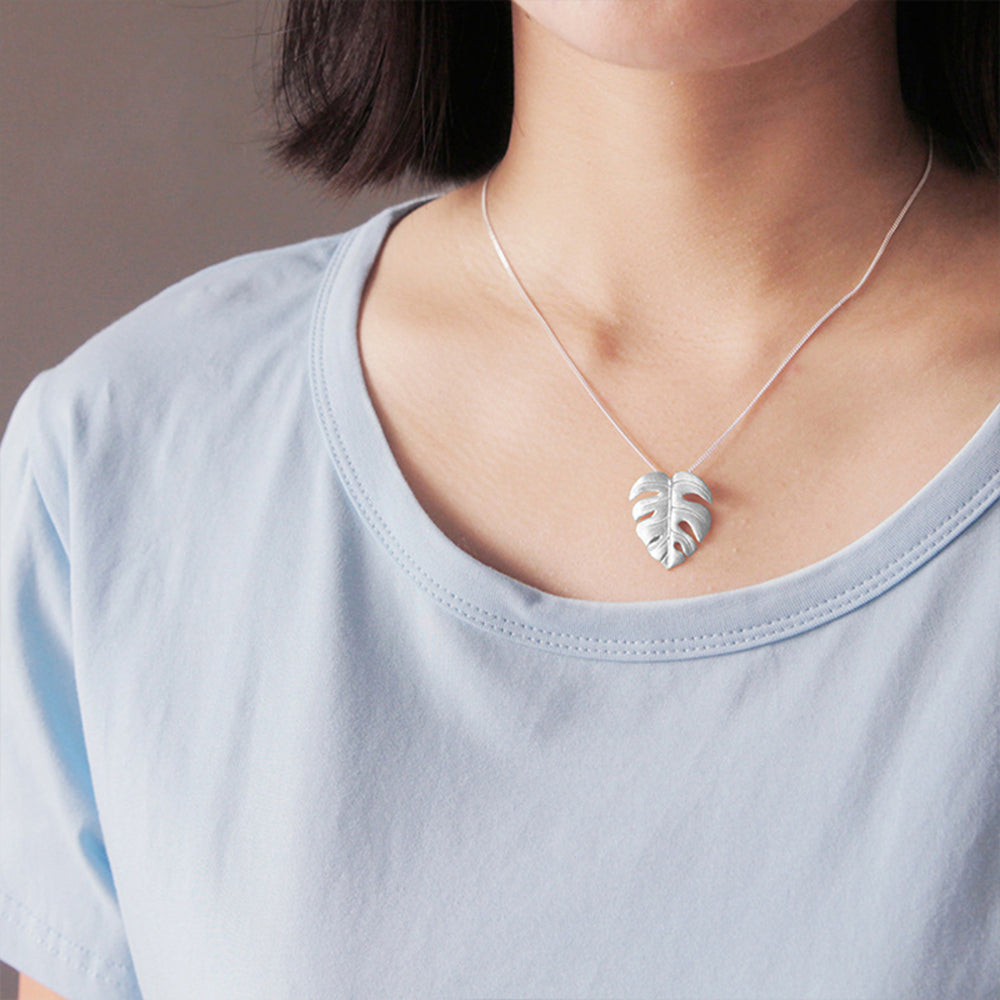 Monstera-Leaf-Pendant-By-Yonandole_1