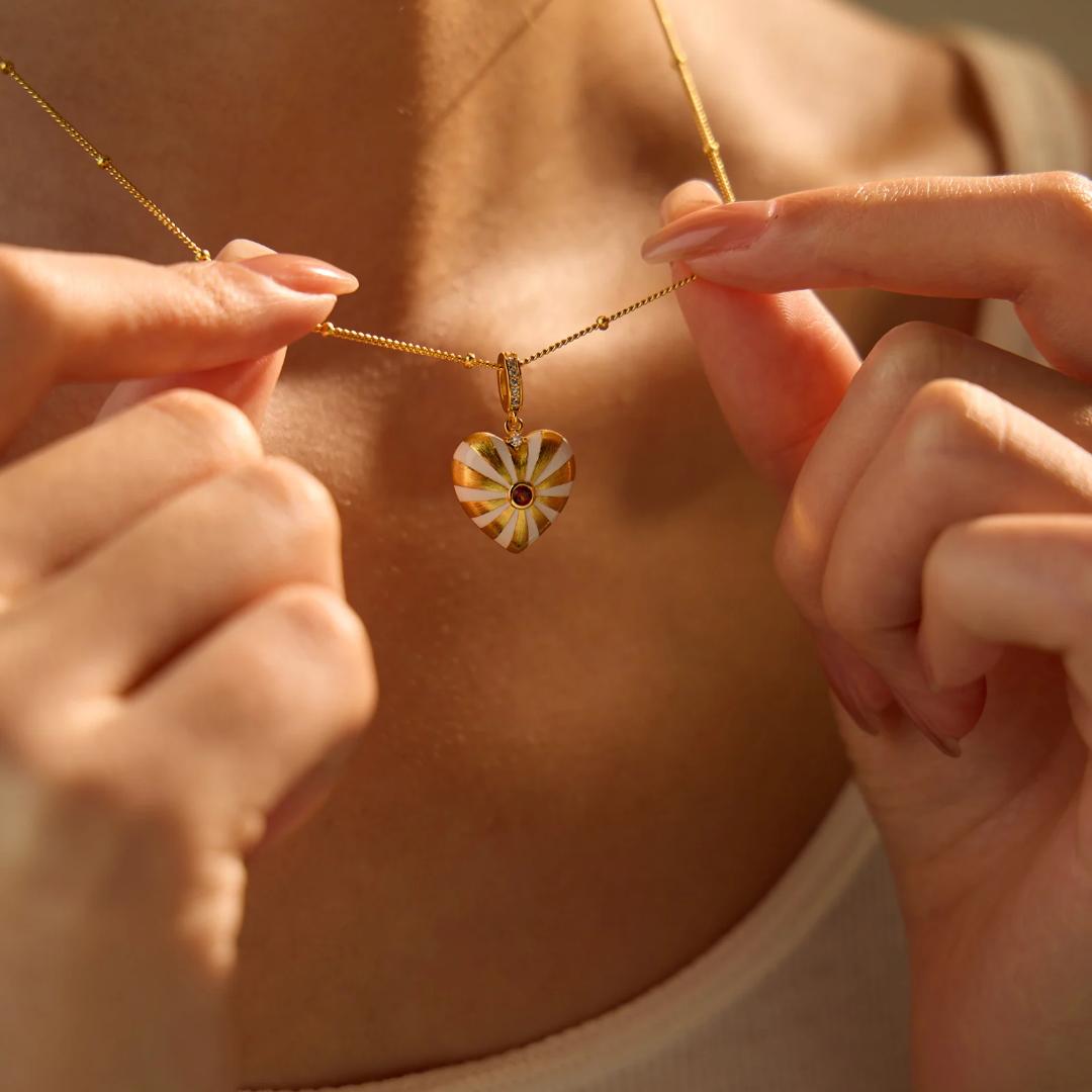 Necklace-And-Heart-Pendant-With-Ray-Pattern-By-Yonandole_1