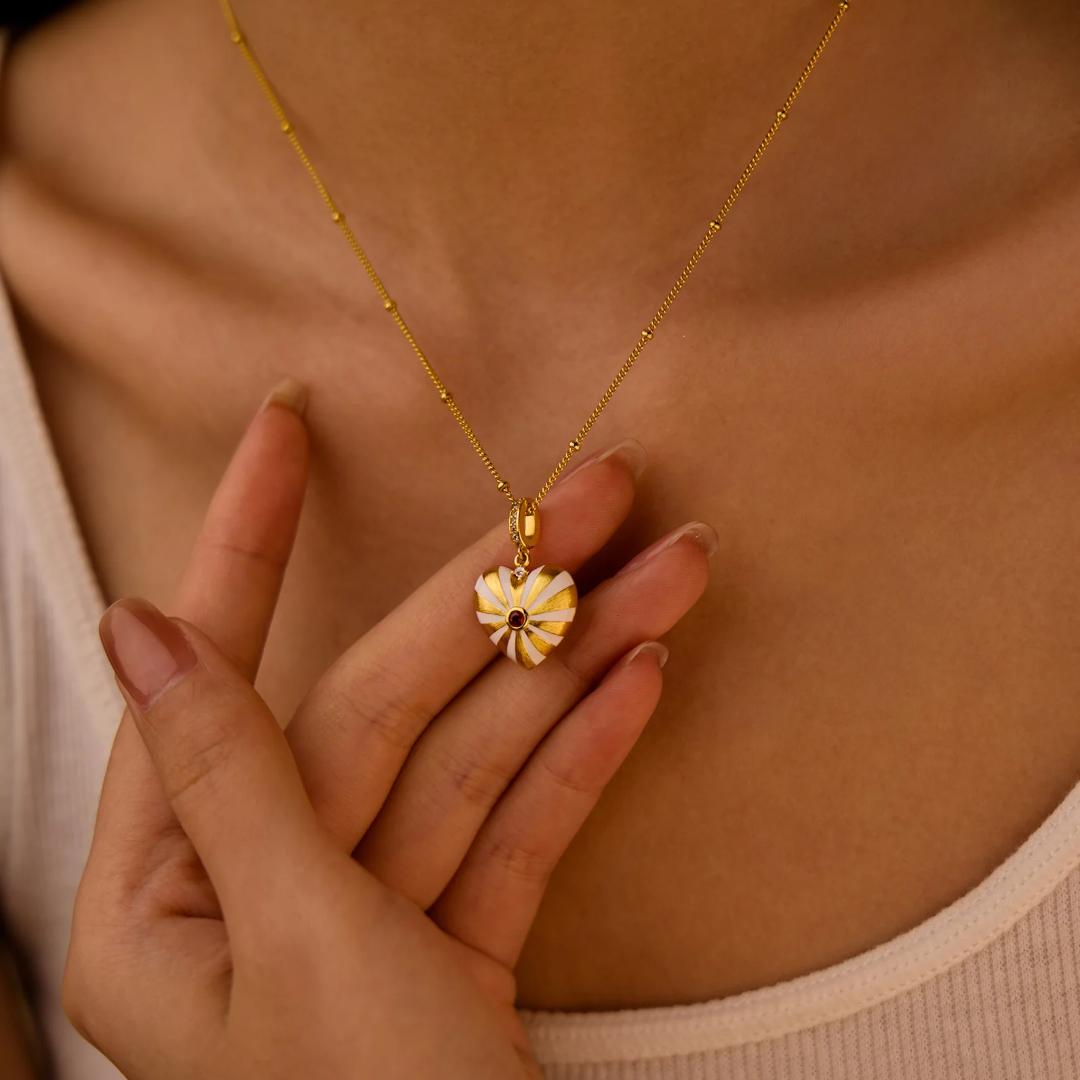 Necklace-And-Heart-Pendant-With-Ray-Pattern-By-Yonandole_6