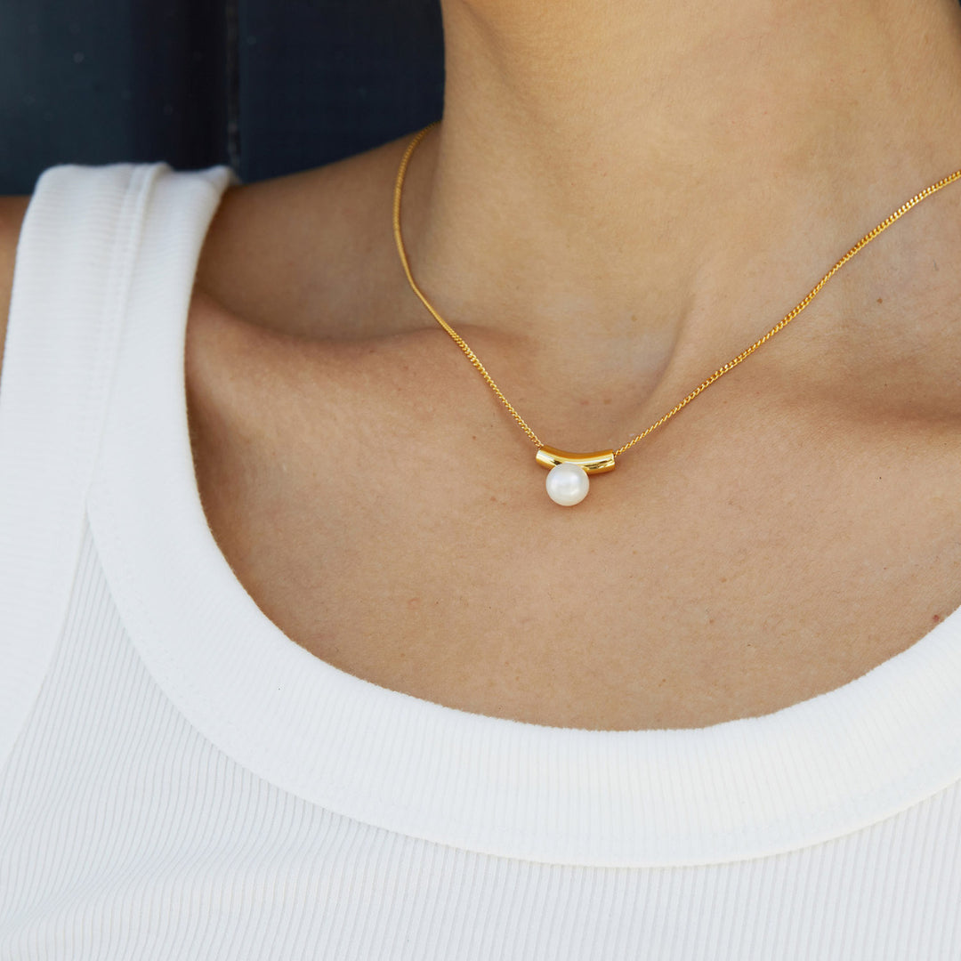 Necklace-With-A-Tube-Element-And-Freshwater-Pearl-By-Yonandole_4