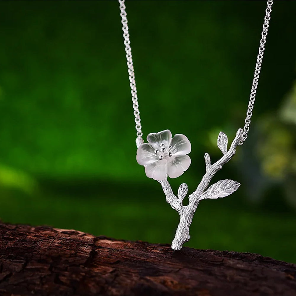 
                  
                    Necklace-With-Crystal-Flower-By-Yonandole_10
                  
                