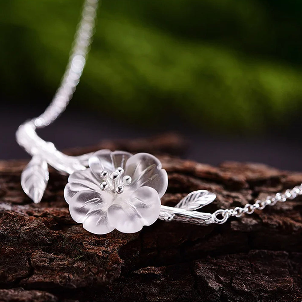 
                      
                        Necklace-With-Crystal-Flower-By-Yonandole_4a
                      
                    