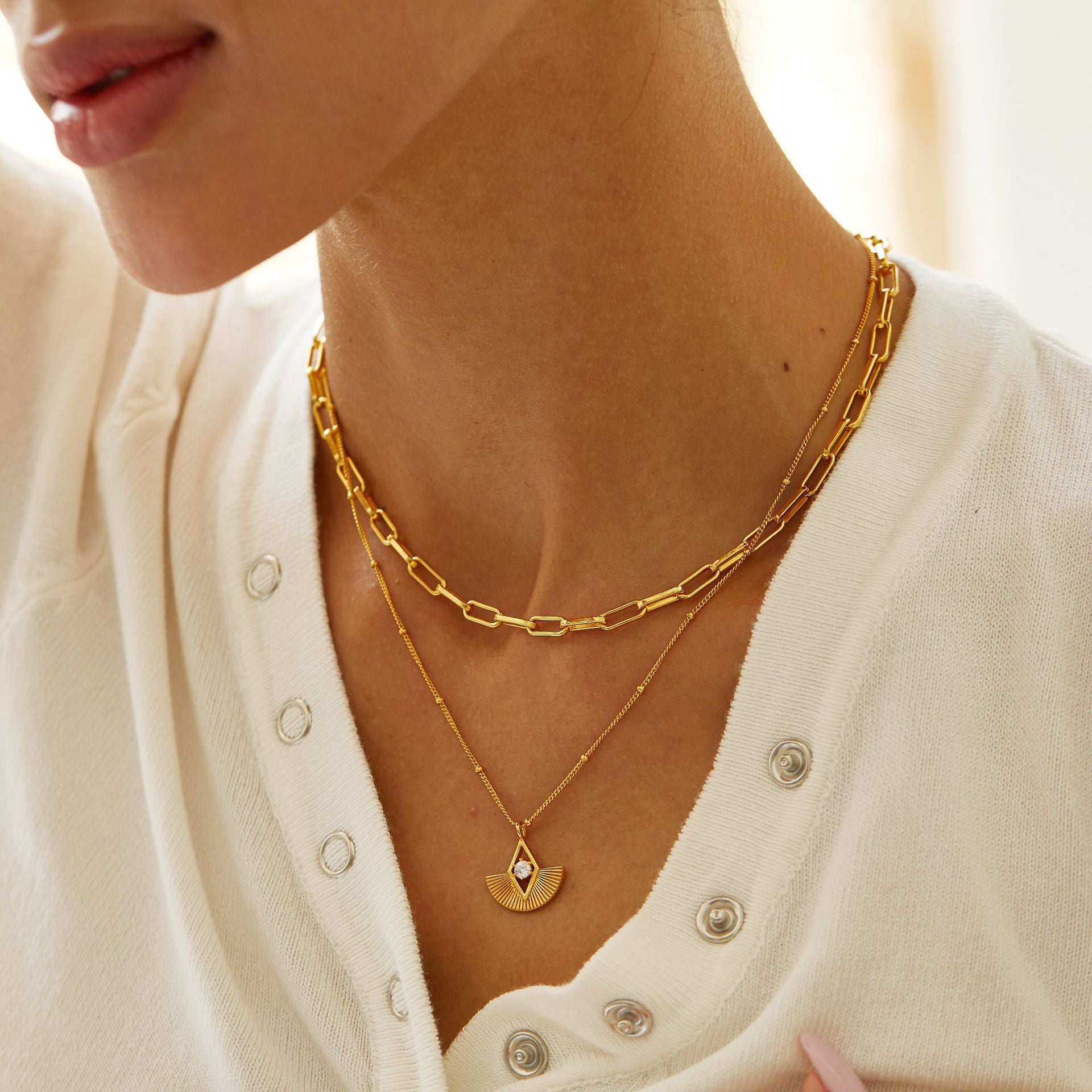 Necklace-With-Fan-Shaped-Pendant-By-Yonandole_5
