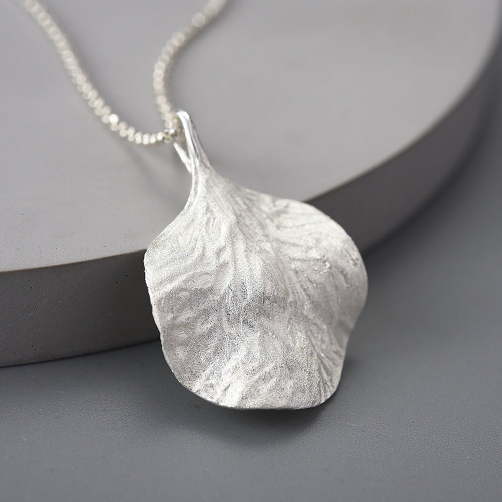 
                  
                    Necklace-With-Leaf-Pendant-By-Yonandole_11a
                  
                