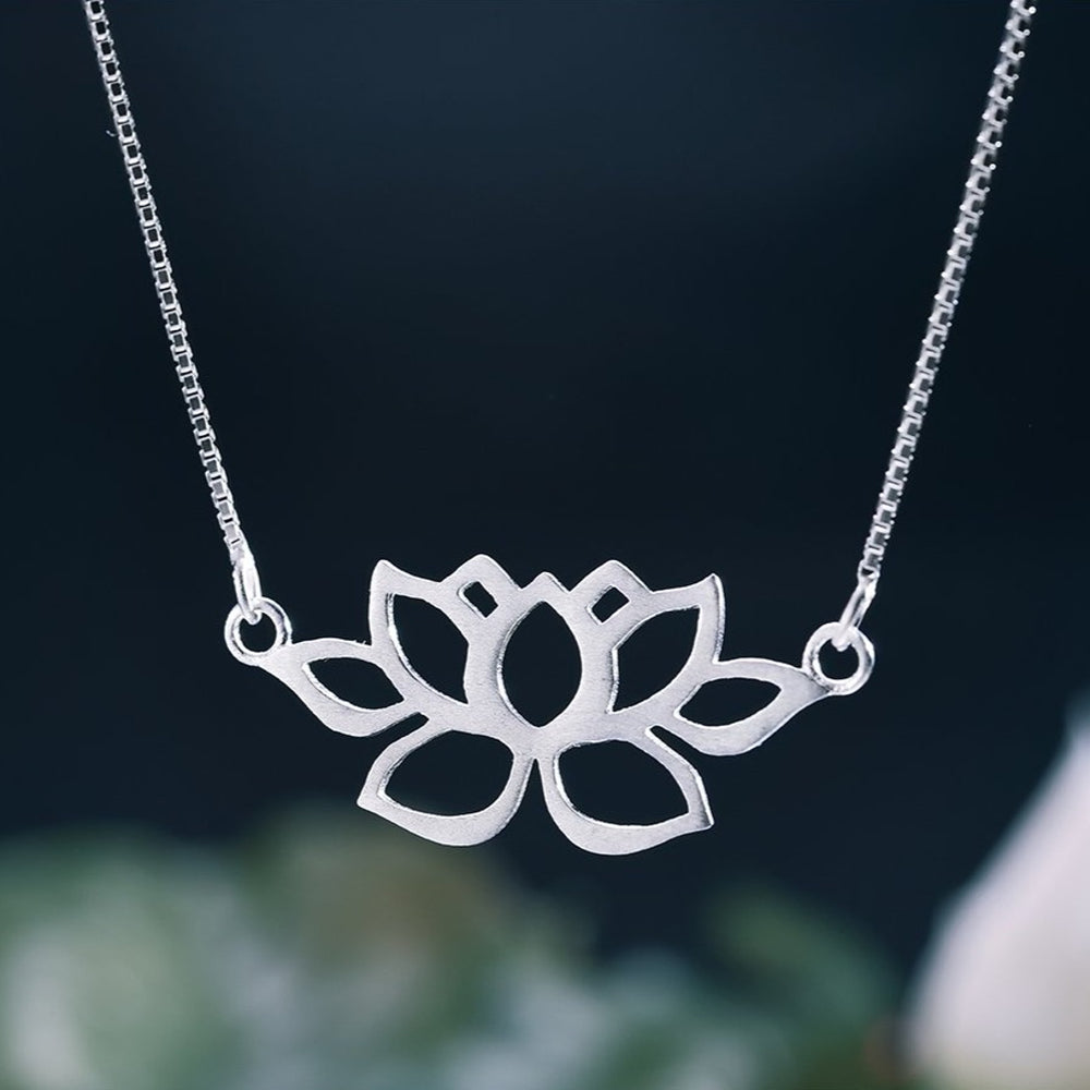 
                      
                        Necklace-With-Lotus-Flower-By-Yonandole_2
                      
                    