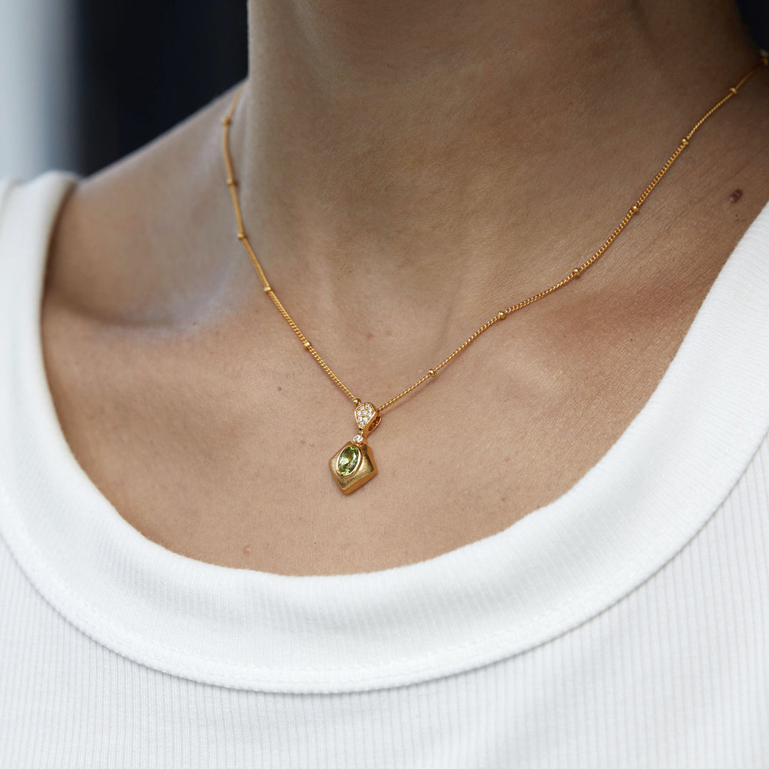 Necklace-With-Peridot-Pendant-By-Yonandole_5