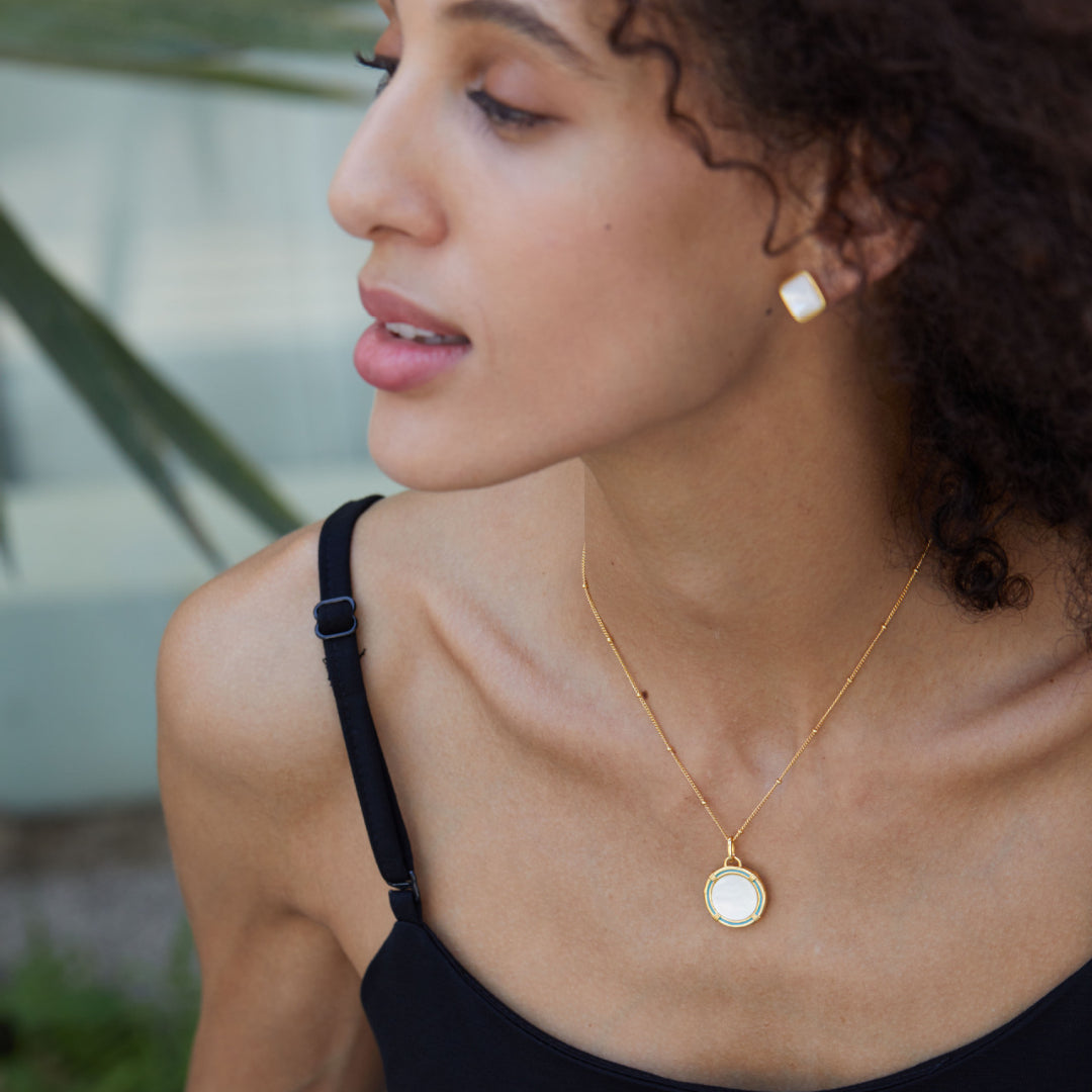 Necklace-With-Round-Shell-Pendant-By-Yonandole_5