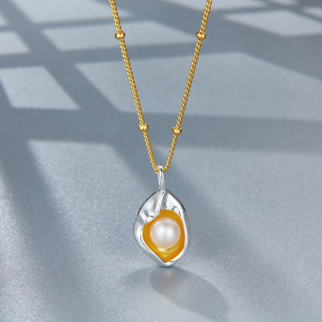 Necklace-With-Two-Color-Pearl-Pendant-By-Yonandole_1