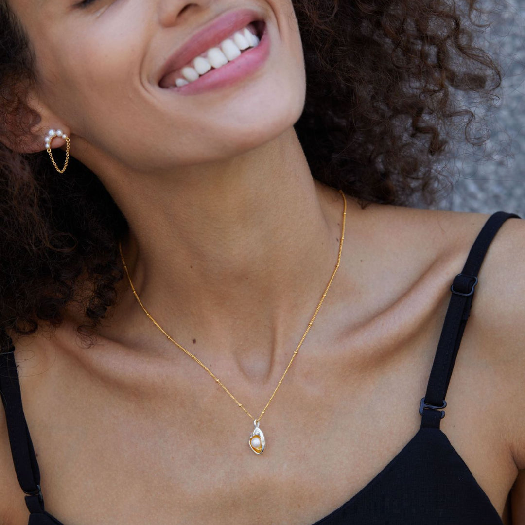 Necklace-With-Two-Color-Pearl-Pendant-By-Yonandole_2