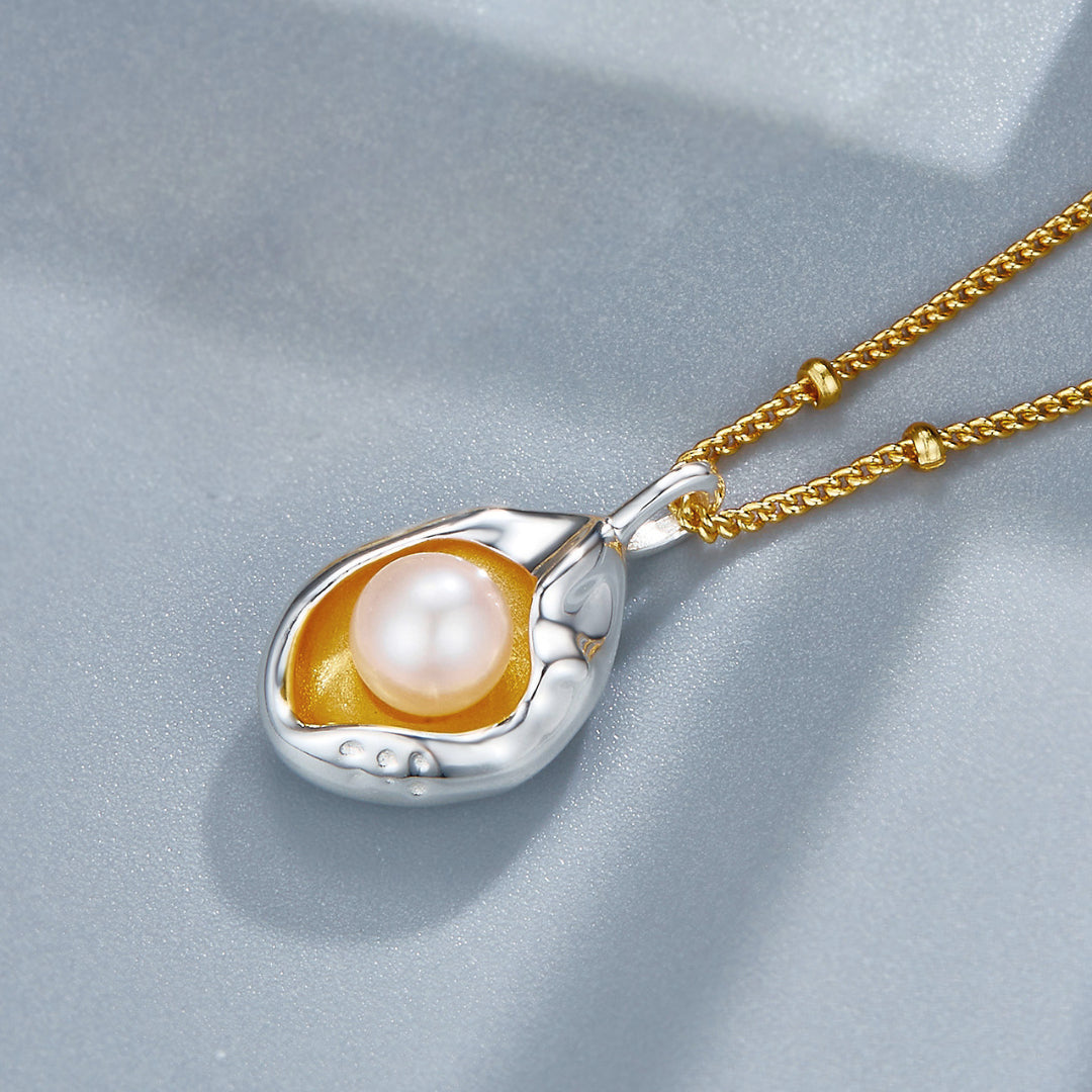 Necklace-With-Two-Color-Pearl-Pendant-By-Yonandole_3