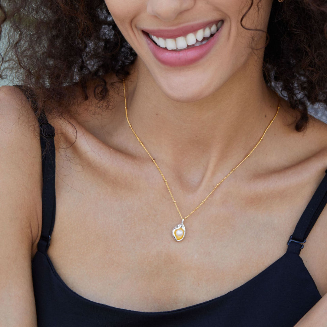 Necklace-With-Two-Color-Pearl-Pendant-By-Yonandole_4