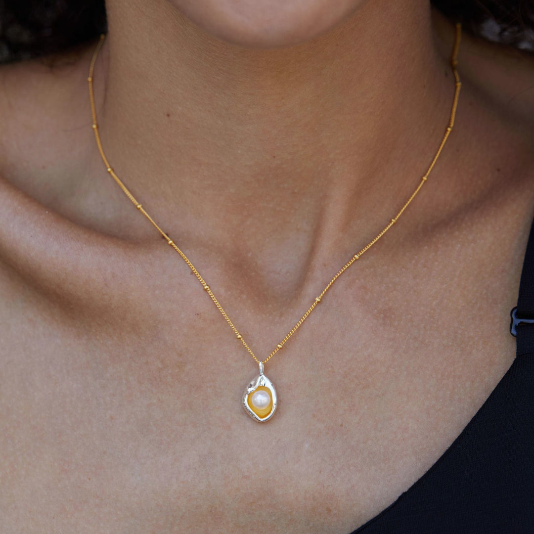 Necklace-With-Two-Color-Pearl-Pendant-By-Yonandole_6