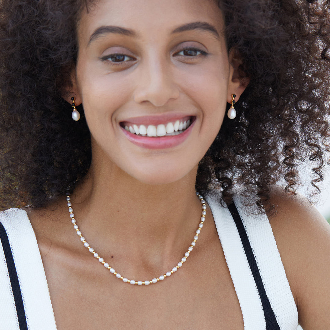 Necklace-With-White-Pearls-And-Golden-Beads-By-Yonandole_2