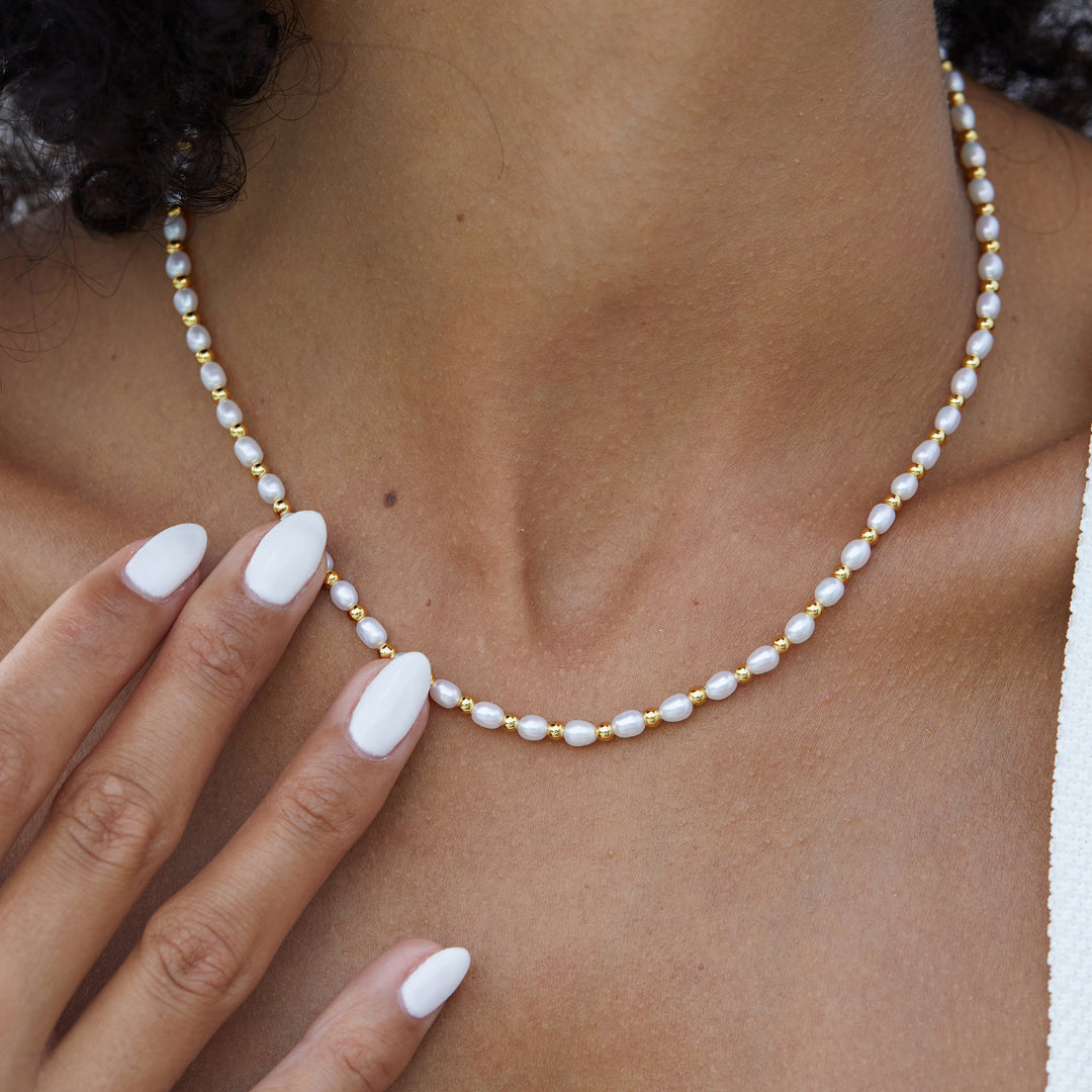 Necklace-With-White-Pearls-And-Golden-Beads-By-Yonandole_4