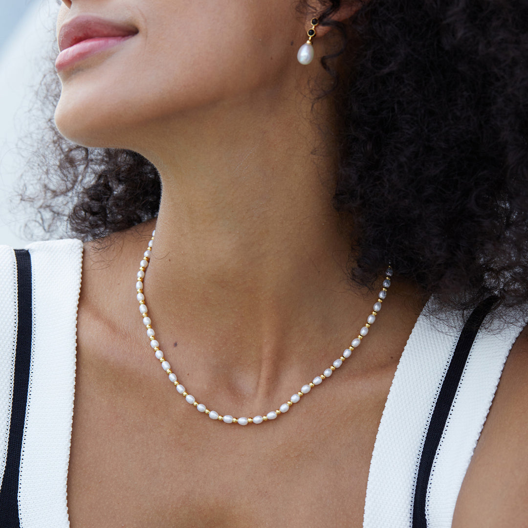 Necklace-With-White-Pearls-And-Golden-Beads-By-Yonandole_8
