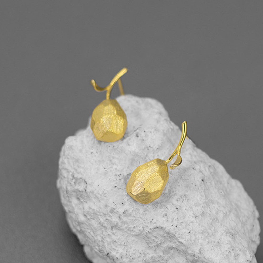 
                      
                        Pear-Earrings-By-Yonandole_8
                      
                    