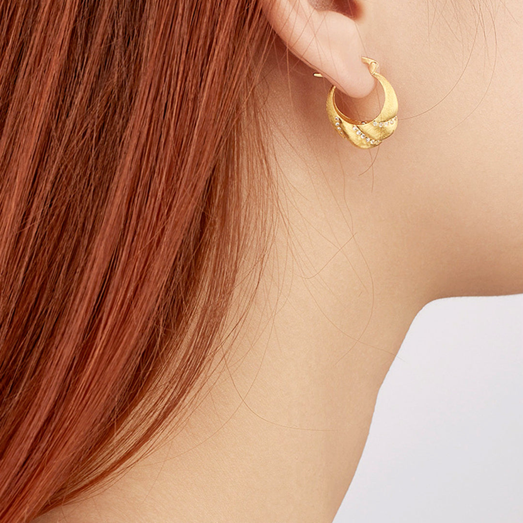 Petal-Shaped-Pouch-Hoops-With-Zirconia-By-Yonandole_5