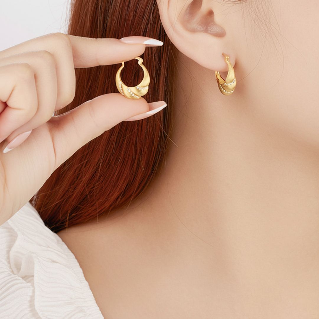 Petal-Shaped-Pouch-Hoops-With-Zirconia-By-Yonandole_6