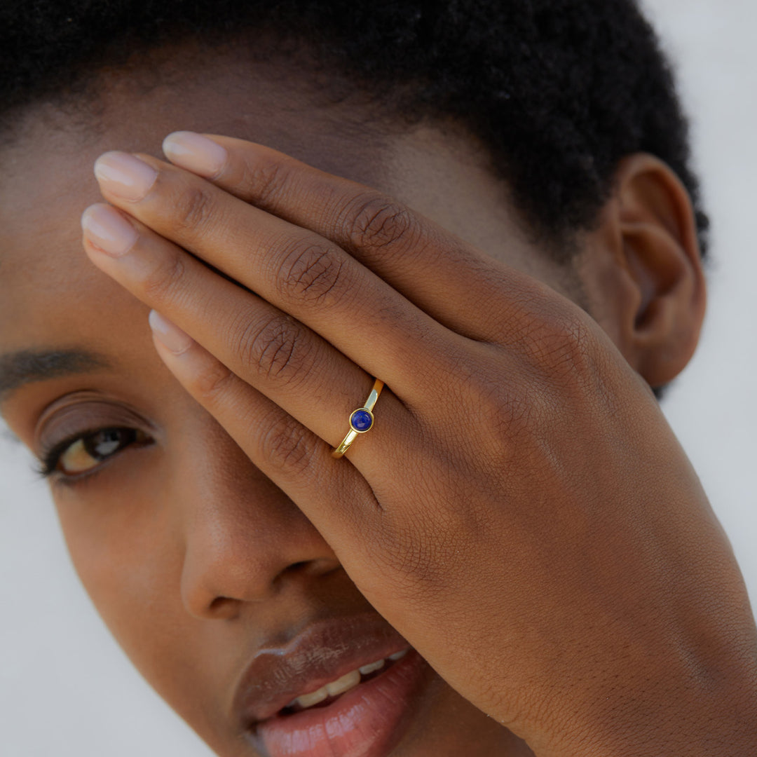 Ring-With-Round-Lapis-Lazuli-Inlay-By-Yonandole_1