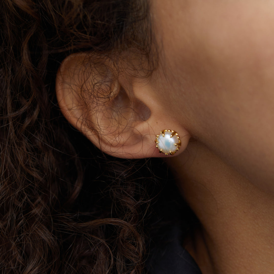 Round-Earrings-With-Prong-Setting-By-Yonandole_6