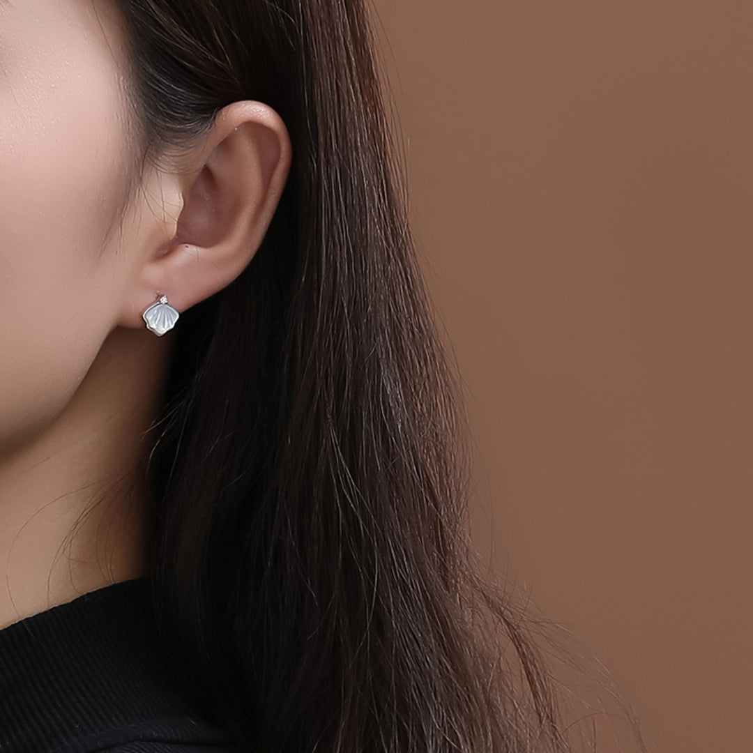 Stud-Earrings-With-Shell-Leaf-And-Zirconia-By-Yonandole_2