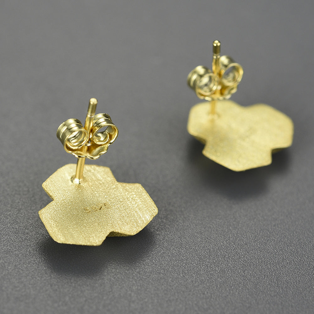 
                  
                    Stud-Earrings-With-Stereoscopic-Triangle-By-Yonandole_6
                  
                