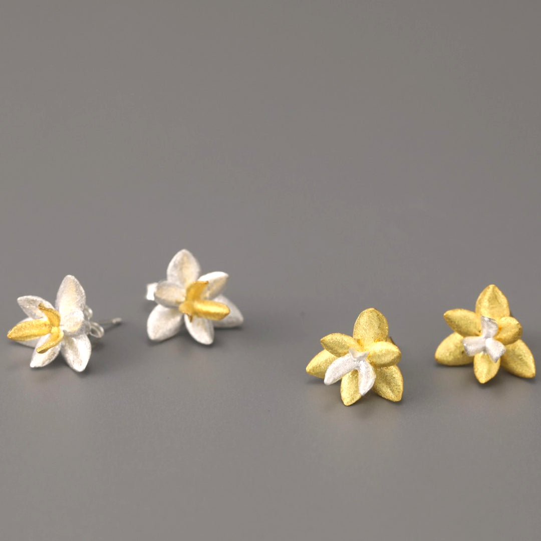 Two-Tone-Flower-Stud-Earrings-With-Satin-Finish-By-Yonandole_3