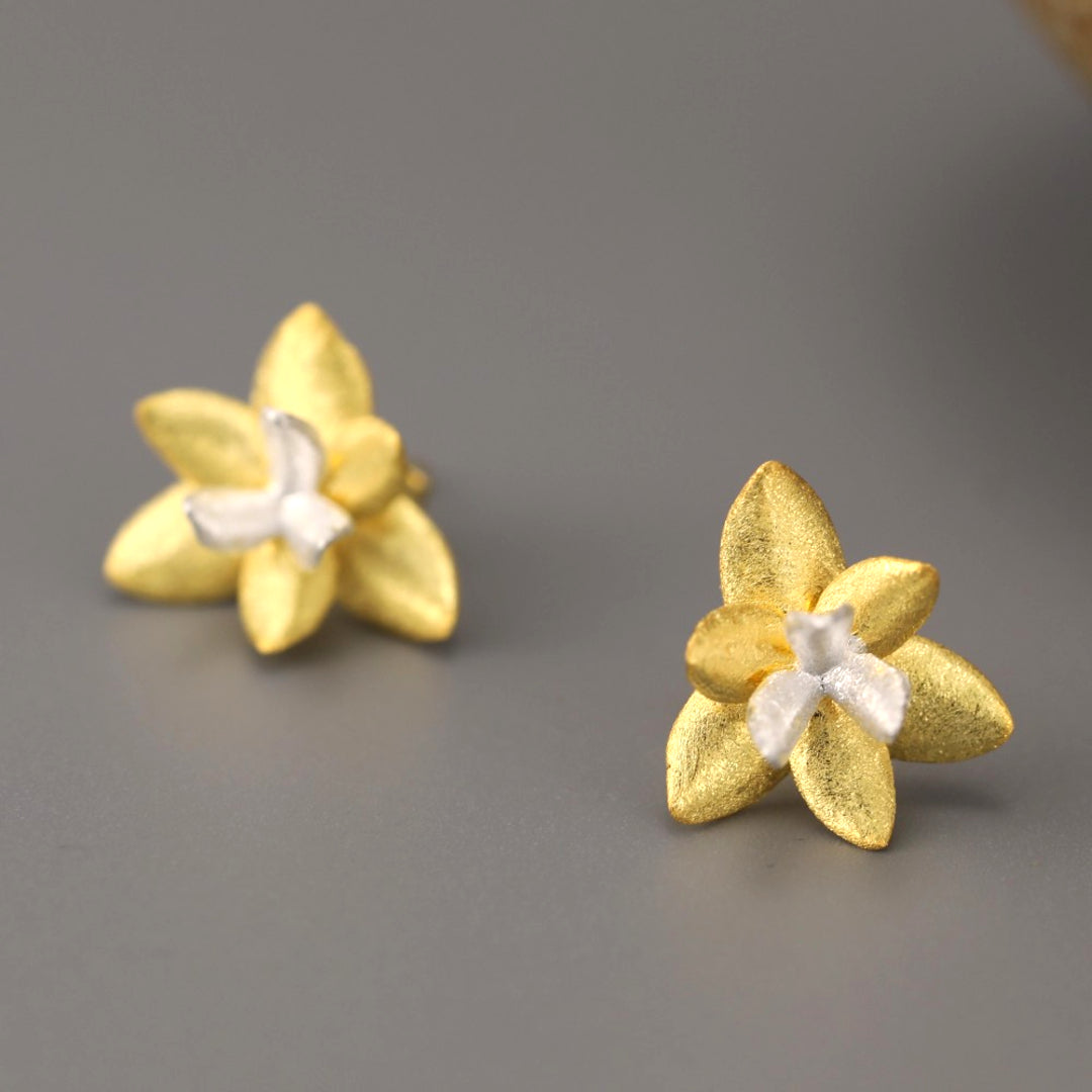 Two-Tone-Flower-Stud-Earrings-With-Satin-Finish-By-Yonandole_4